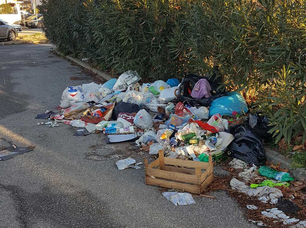 Lamezia, ancora degrado nel parcheggio di via Calleria a Sant’Eufemia