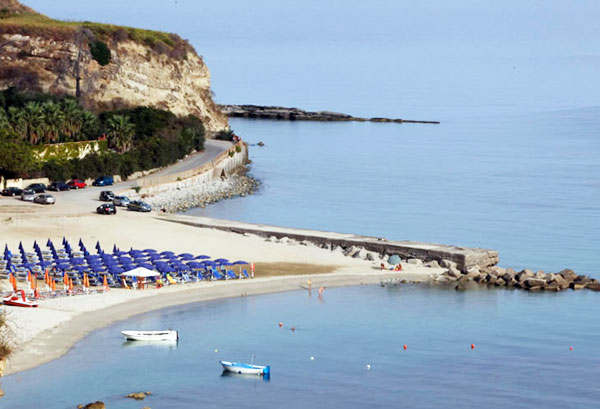 Pericolo frana per spiaggia vibonese, Comune vieta accesso 