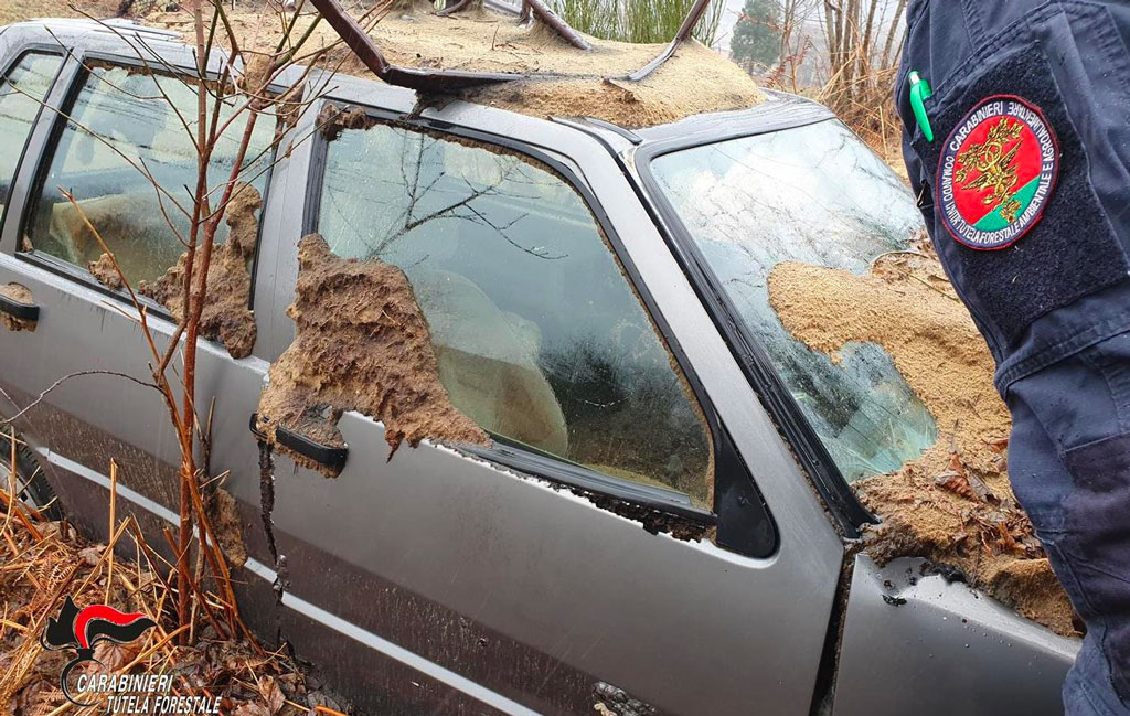 Contrasto all'abbandono dei veicoli fuori uso, sanzioni dei carabinieri forestali nel vibonese