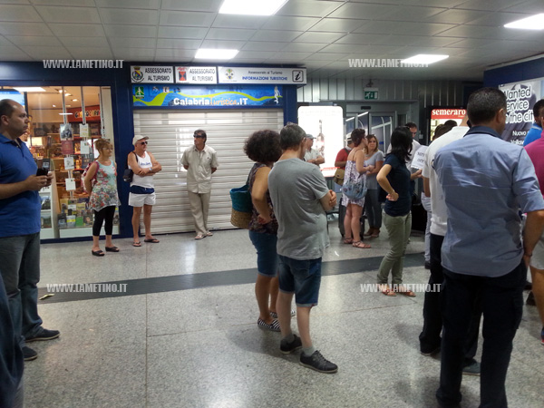 Lamezia: saracinesca abbassata all'ufficio informazione turistico all’aeroporto