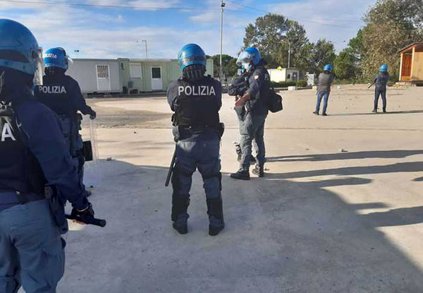 Covid, nuova sassaiola contro poliziotti tendopoli Calabria