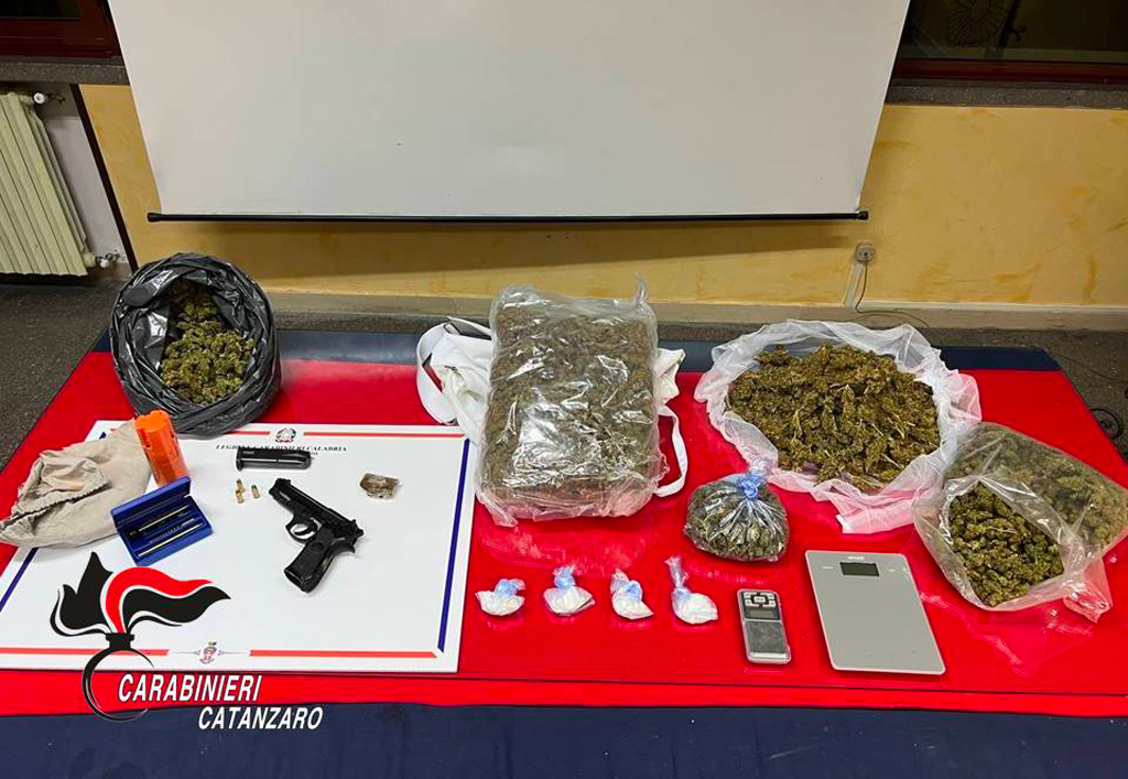 Pistola e droga nel box auto, arrestato 31enne nel Catanzarese
