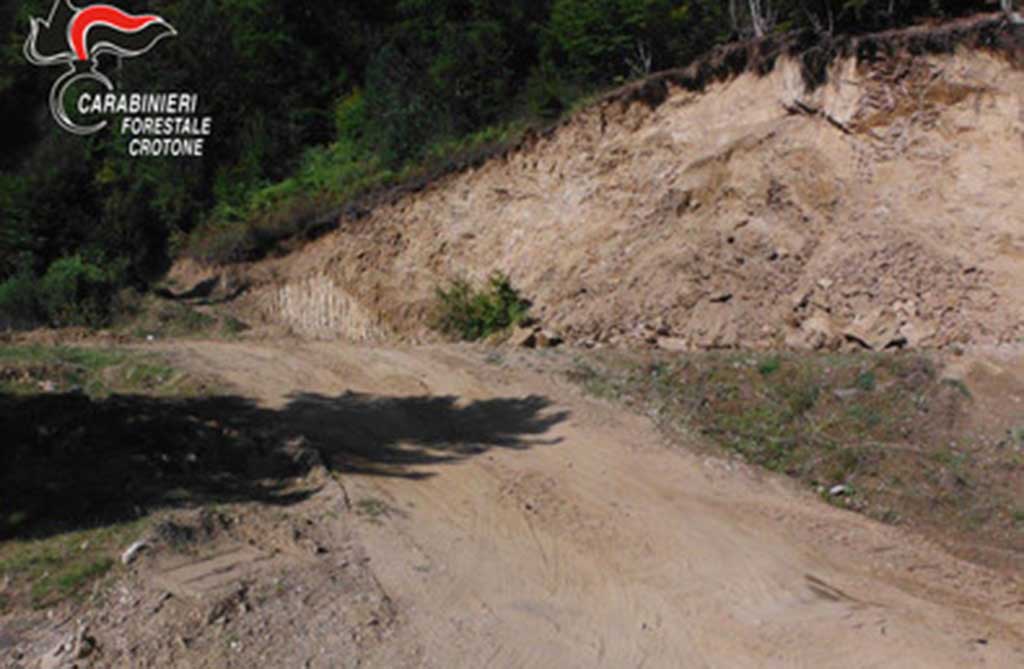 Sbancamento terreno illegale nel crotonese, una denuncia