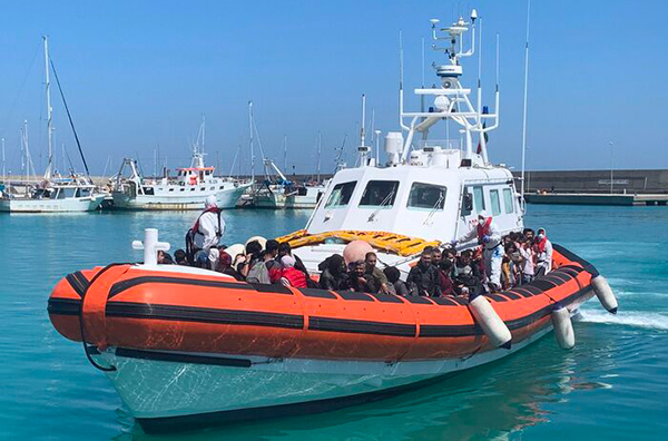Soccorsi 63 profughi a Roccella Ionica: dieci sbarchi in 17 giorni 