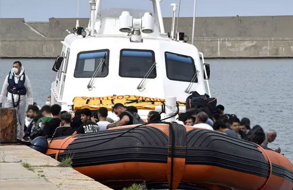 Sbarco di migranti a Crotone, fermati tre scafisti egiziani 