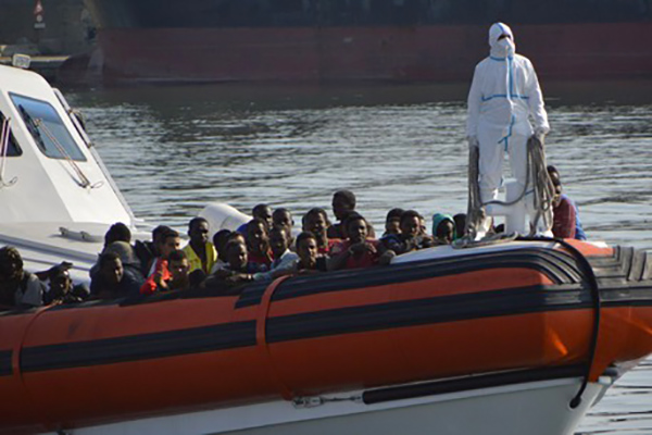 Migranti, 3 sbarchi in tre giorni a Crotone: soccorsi in 168