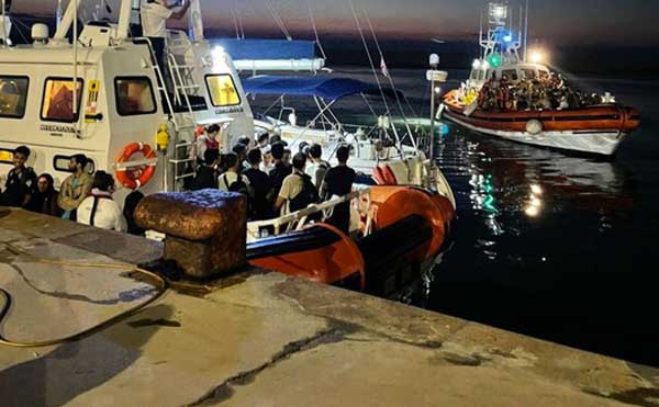 Migranti, cinque sbarchi nel Crotonese: arrivati in 400