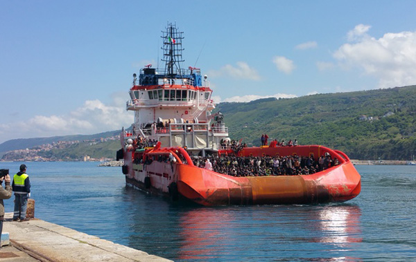 Giunta nave a Vibo con circa 1.600 migranti, c'è anche cadavere di un 16enne