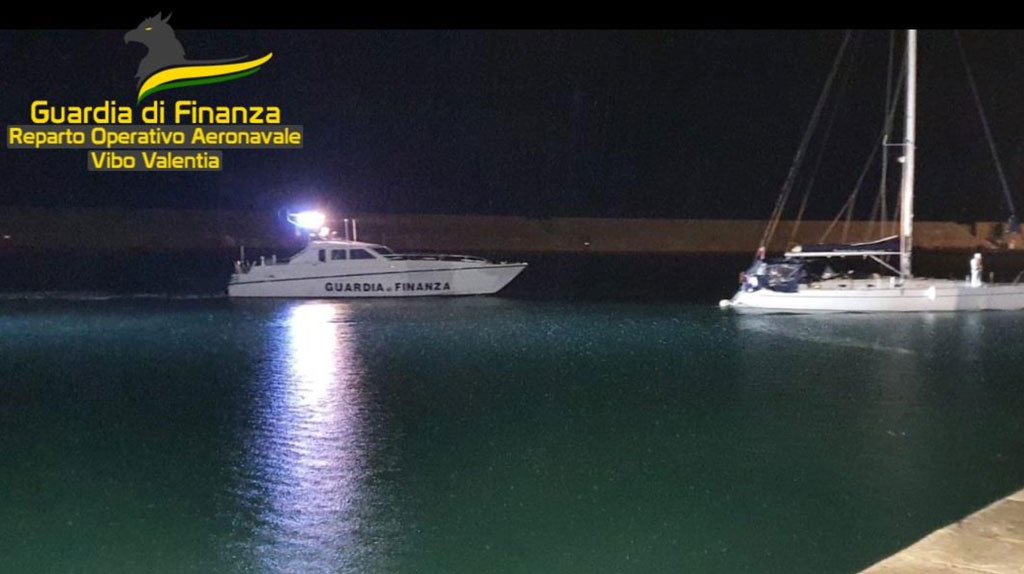 Operazione antimmigrazione sulle coste Crotonesi, 3 fermi e 95 migranti condotti in porto