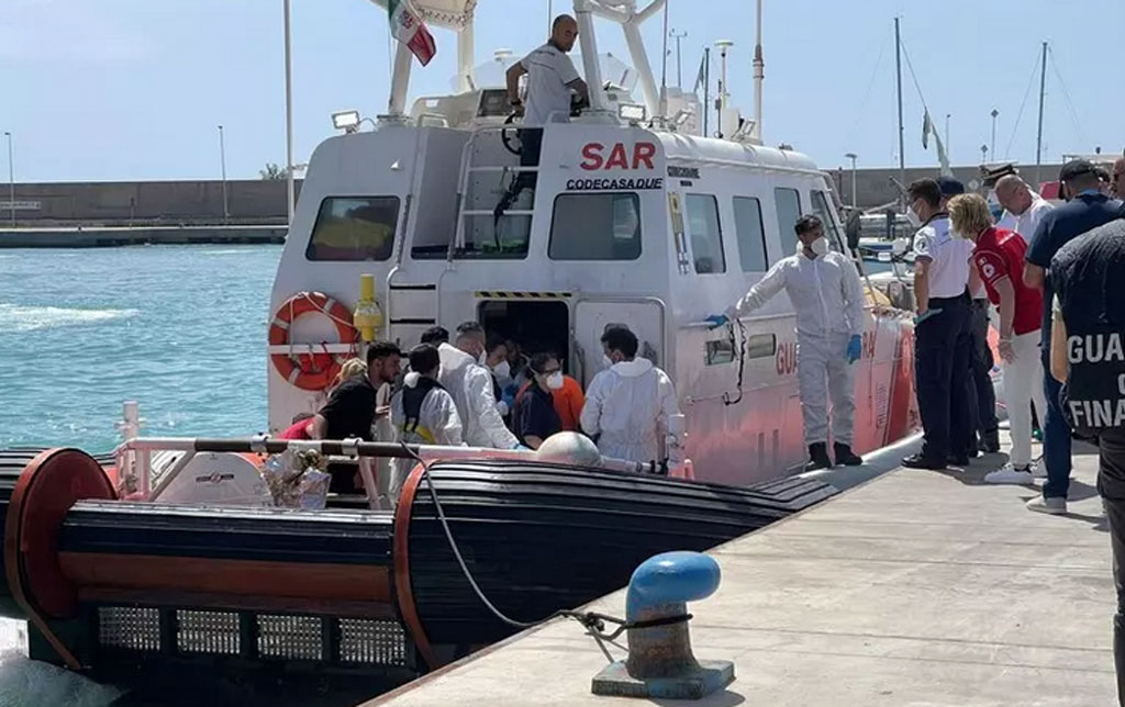Sbarcate a Roccella Ionica le salme di 6 vittime del naufragio di migranti