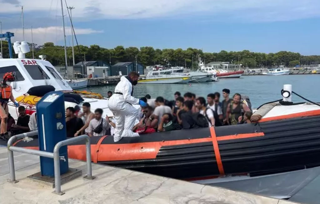 Doppio sbarco di migranti in Calabria, arrivati oltre cento a Roccella Ionica 