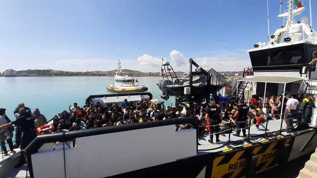 A Crotone nuovo sbarco di migranti: arrivati in 138, c'è anche un neonato