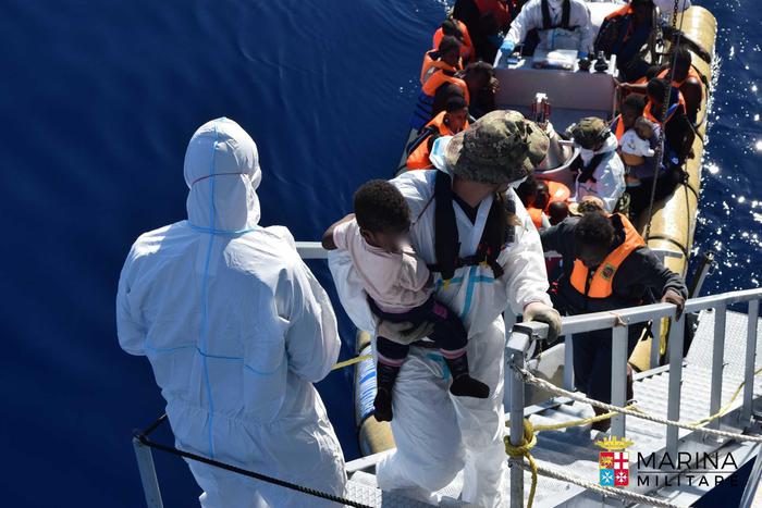 A Crotone nave con 705 persone, a bordo anche 8 cadaveri