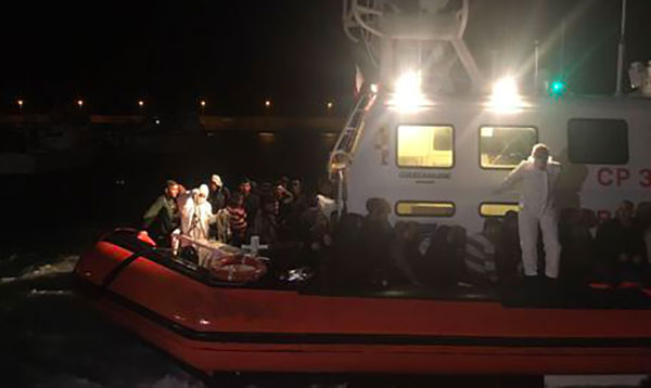 Coronavirus, sbarco di 153 migranti a Roccella Ionica: 8 positivi 