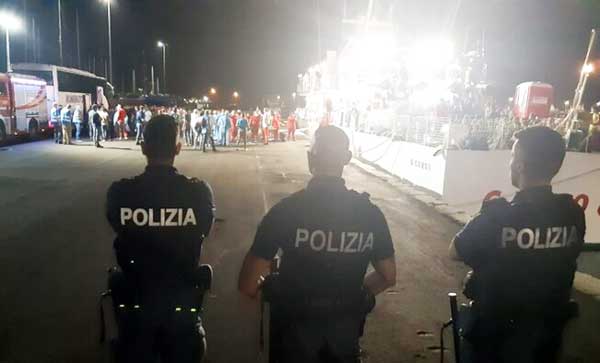 Migranti, fermati 3 presunti scafisti per sbarco del 21 agosto a Crotone