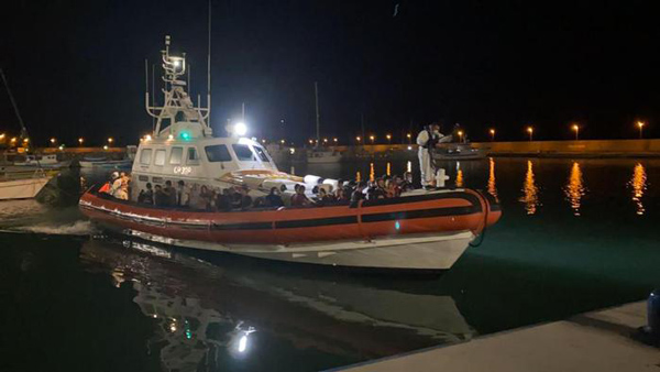 Nuovo sbarco di migranti nella Locride, arrivati in 80 a Roccella Ionica