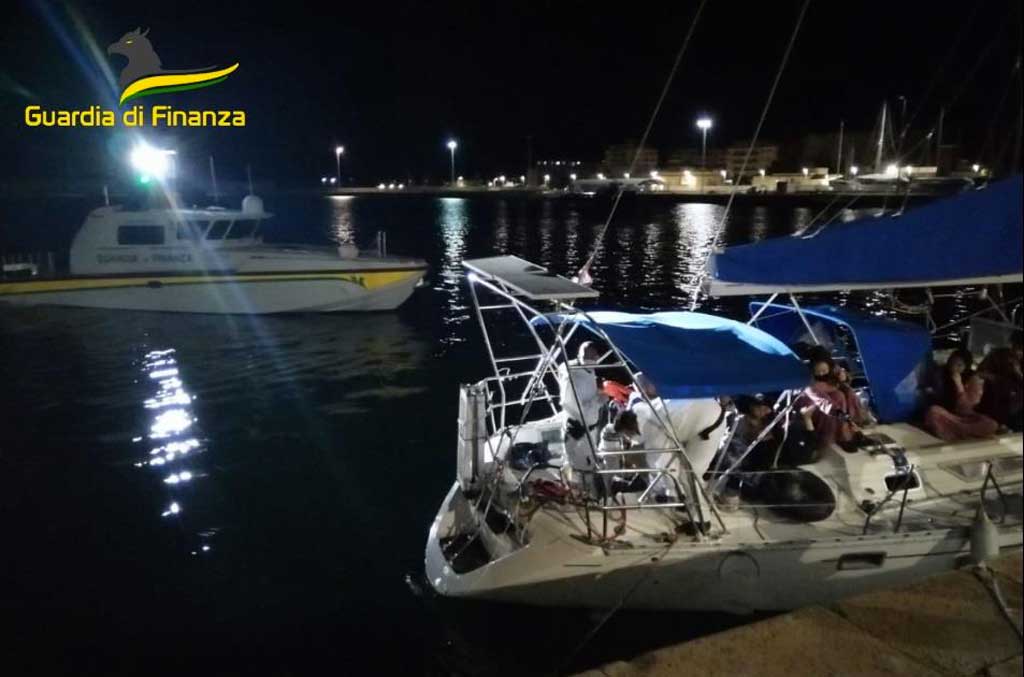 Sbarco migranti nel Crotonese, fermati presunti scafisti