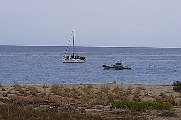 Nuovo sbarco di migranti a Roccella Ionica, in due si gettano in mare: uno disperso