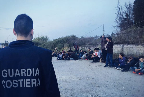 Sbarco migranti a Caulonia: in 66 a bordo cabinato, ci sono anche donne e bambini
