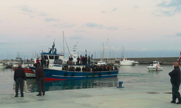 Nuovo sbarco di migranti a Roccella Ionica, arrivati in 100: tutti sottoposti a controlli Covid