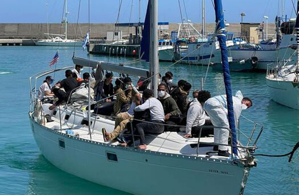 Verso lo stop alle navi quarantena, intanto continuano sbarchi di migranti in Calabria