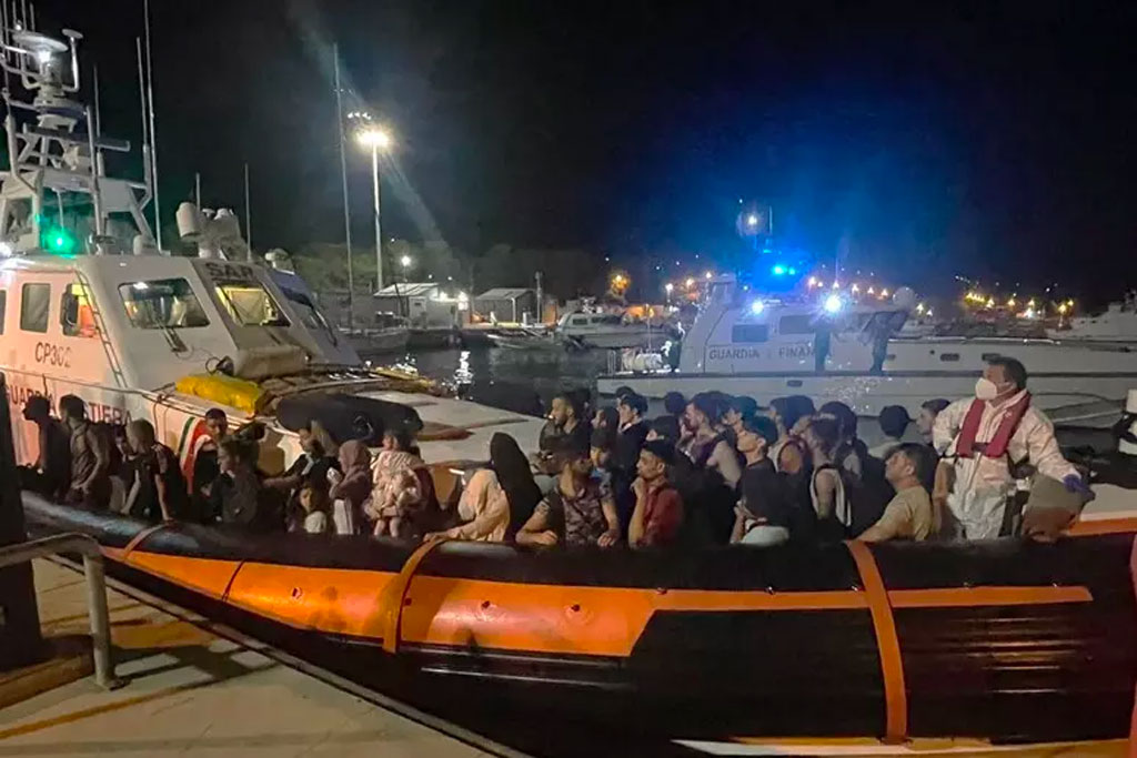 Migranti, 71 sbarcati a Roccella Ionica: soccorsi da guardia costiera al largo della costa