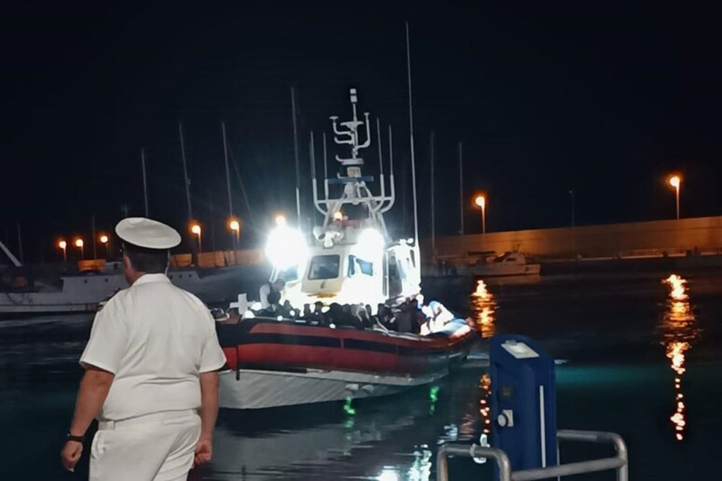 sbarco-roccella-3424_51daa.jpg