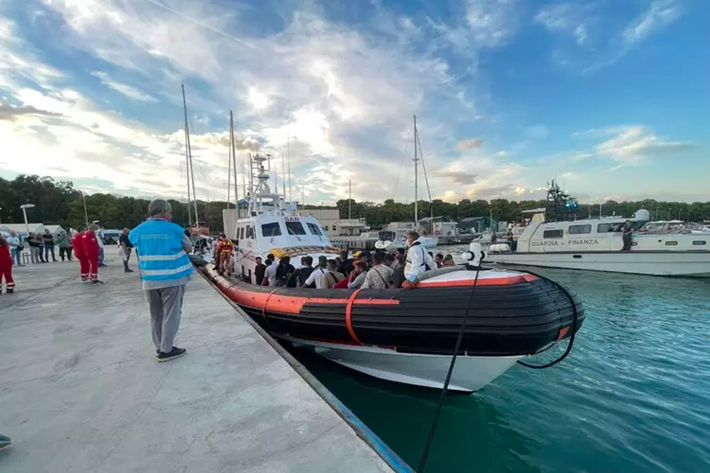 Sbarco di migranti a Roccella Ionica, arrivati in 90: due sono incinte