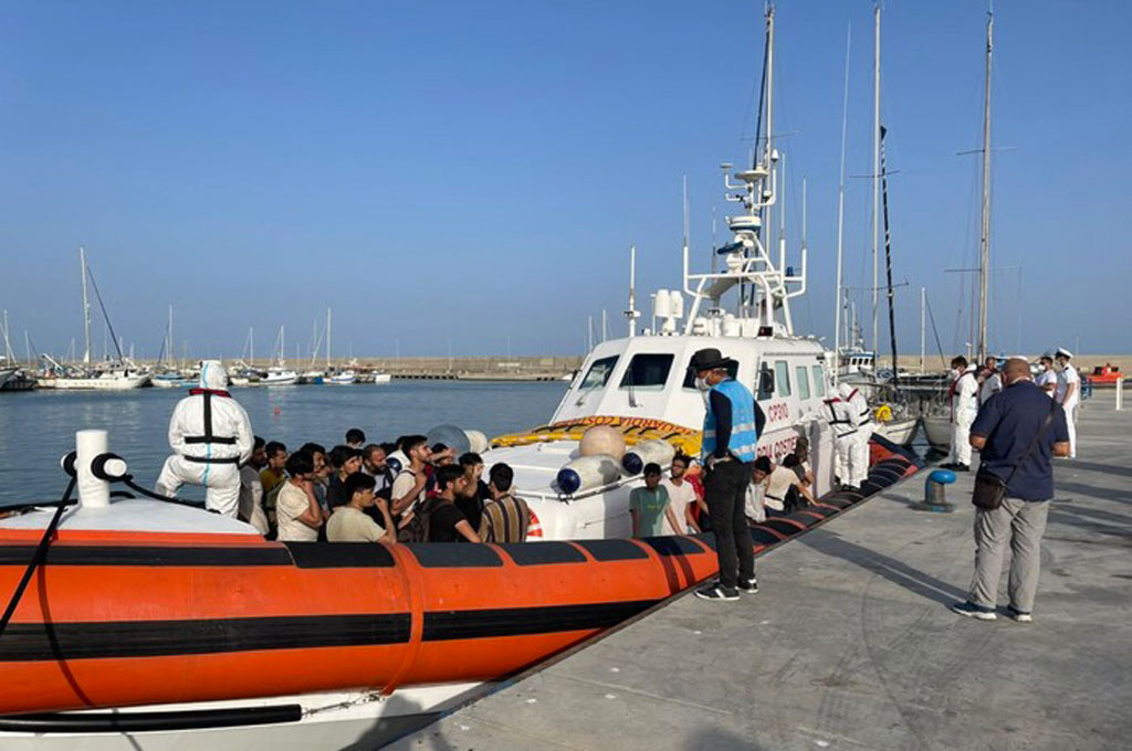 Ancora sbarchi in Calabria: centinaia di migranti arrivati lungo le coste crotonesi e della Locride
