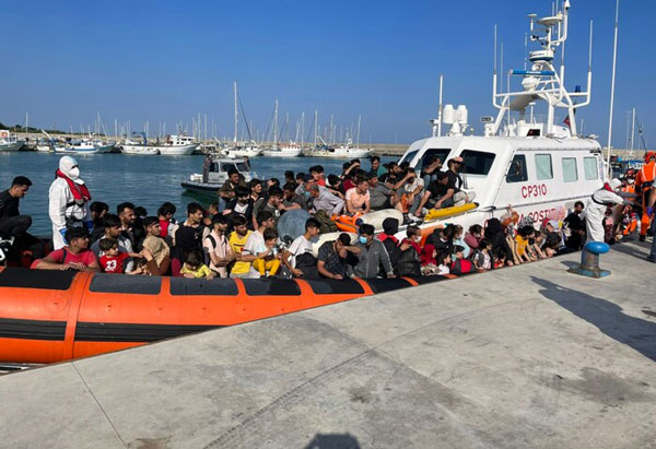 Ancora sbarchi nella Locride, arrivati 137 migranti a bordo di una barca a vela