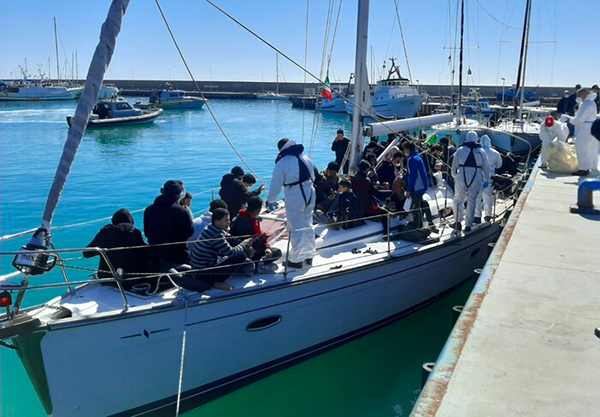 Nuovo sbarco di migranti in Calabria, arrivati in 104 a Roccella Ionica