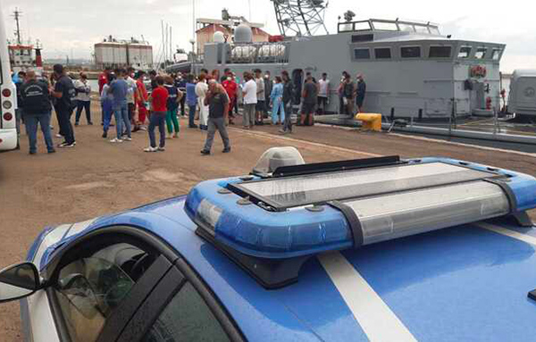 Migranti, sbarco a Crotone: fermati due presunti scafisti