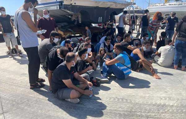 Doppio sbarco di migranti in porto a Roccella, arrivati in 140