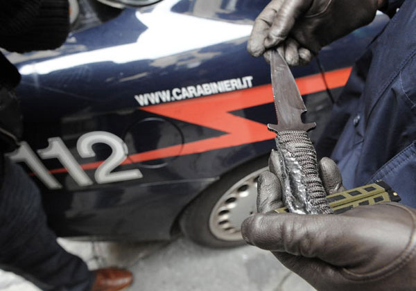 Calabria: aveva scacciacani modificata e due coltelli, arrestato 