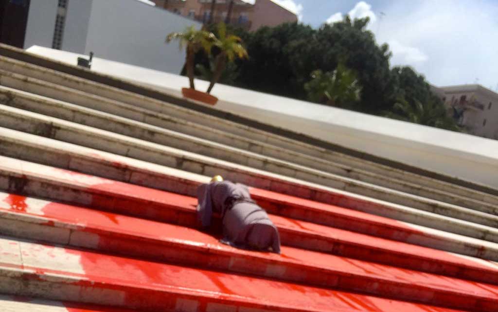 Vernice rossa all'ingresso del Consiglio a Reggio Calabria, oggi in aula la doppia preferenza 