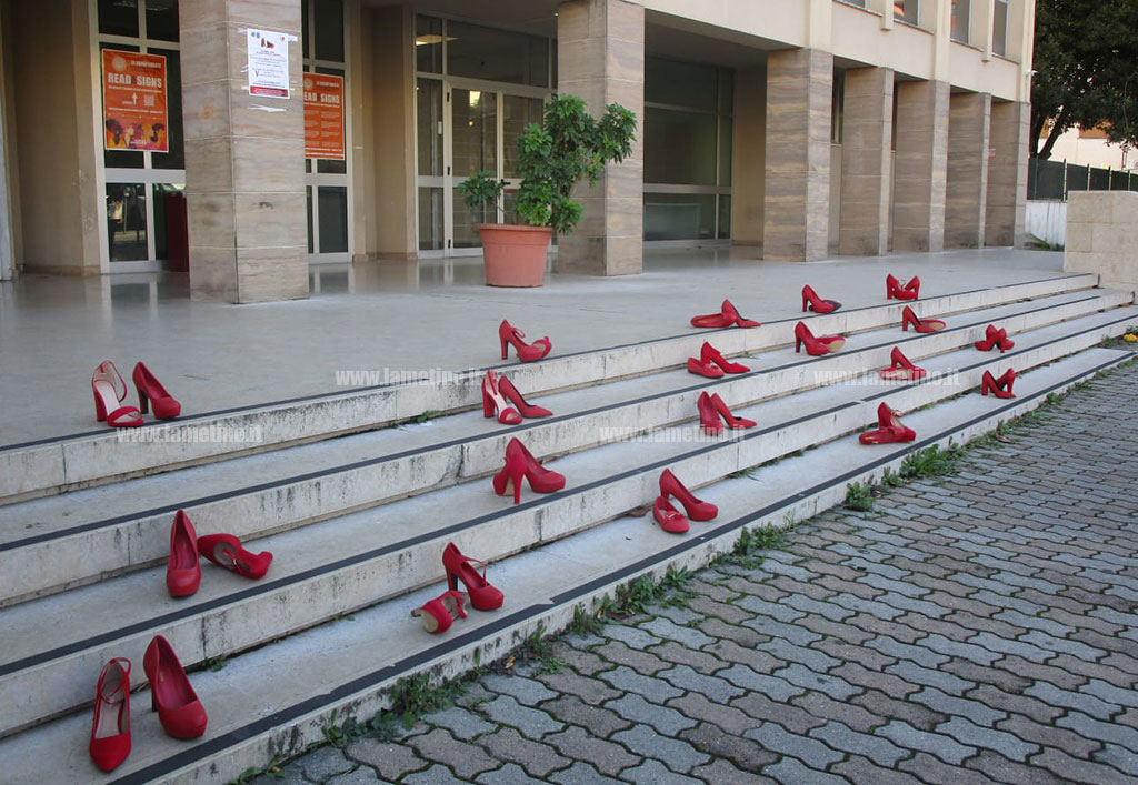scale-scarpe1aee9_e8aa7.jpg