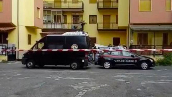 Donna muore cadendo da finestra di un palazzo a Scalea, fermato il convivente
