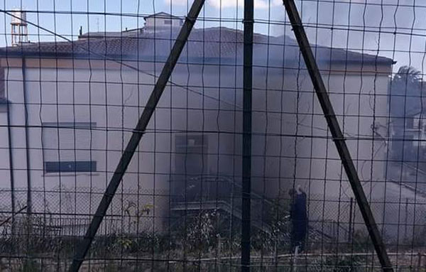 Incendio in scuola a Scandale, per Sindaco é doloso: "Sono amareggiato"