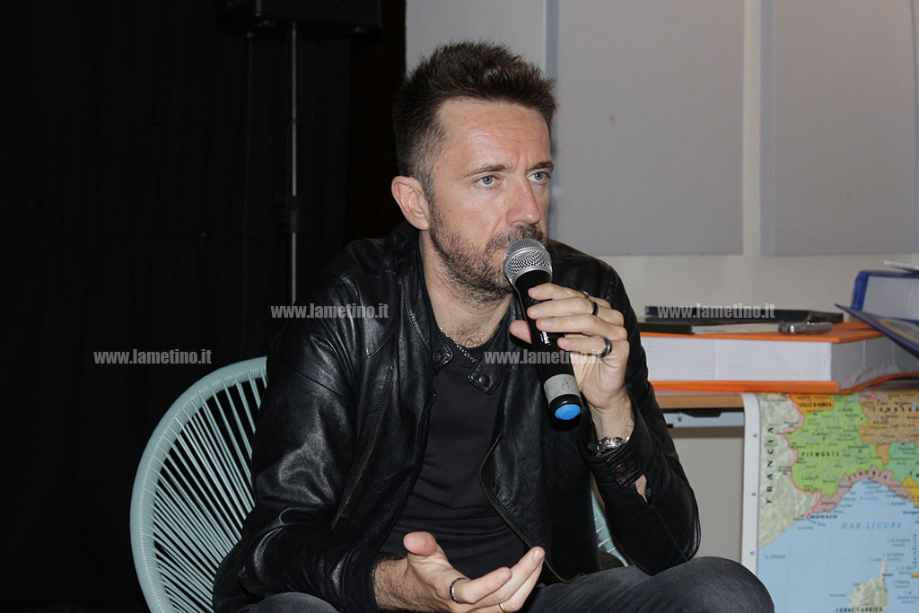 Lamezia, viaggio sentimentale in un'Italia che resiste: Andrea Scanzi presenta il suo libro al Chiostro letterario