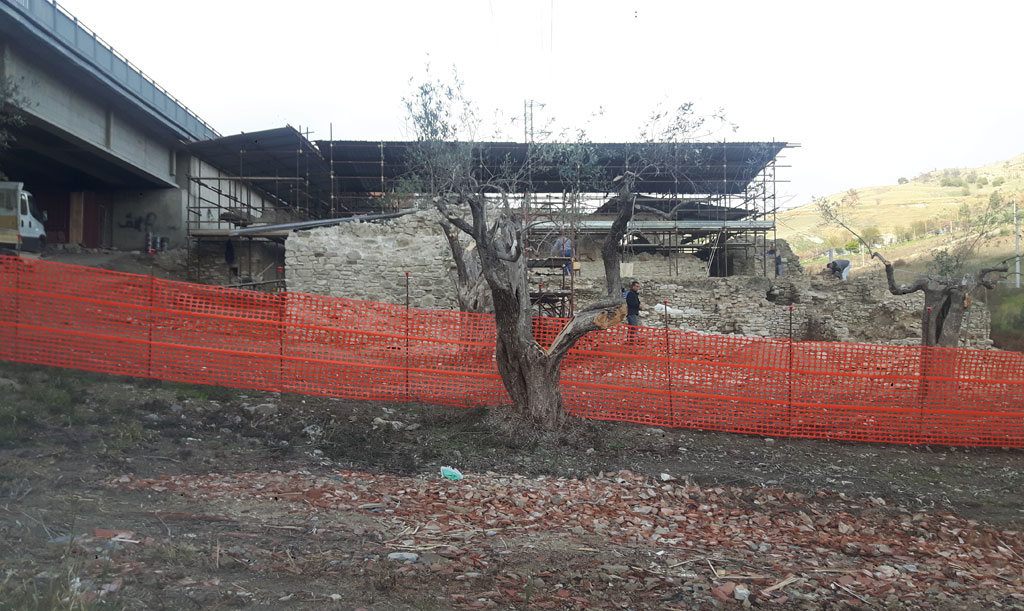 Sigilli a un cantiere edile in area archeologica nel cosentino, 8 denunce