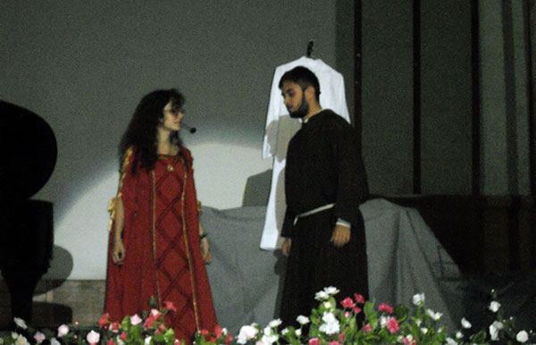 scena-Chiara-e-Francesco-liceo-campanella-lamezia.jpg