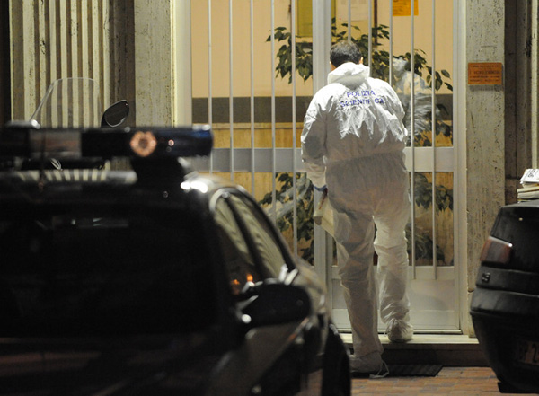 Uomo ucciso in casa a Crotone, si indaga su vita privata 