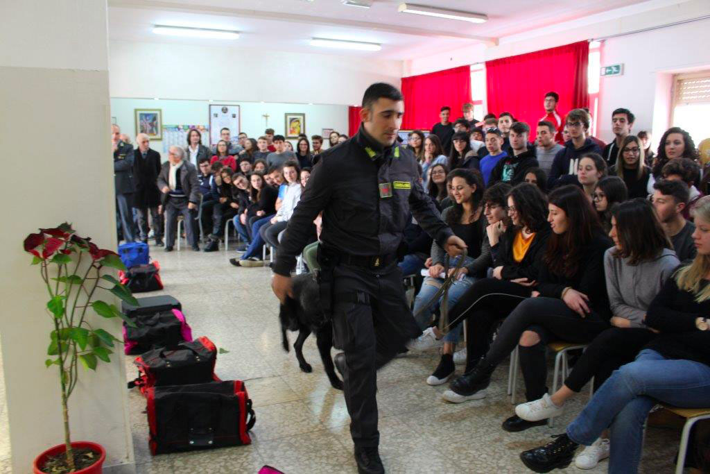 Lamezia: “A scuola con la Guardia di Finanza” fa tappa al liceo Scientifico