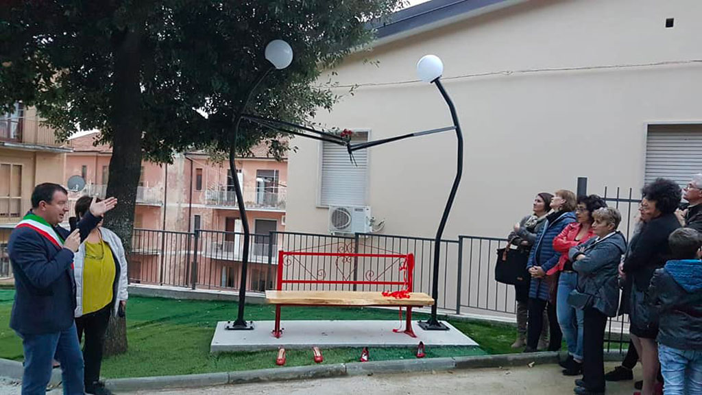 Inaugurata a Scigliano la Panchina Rossa per dire no alla violenza sulle donne