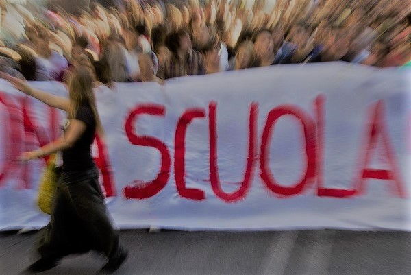 Protesta contro caro libri e alternanza scuola-lavoro, corteo studenti a Catanzaro