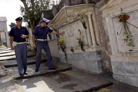 Calabria: Scippano anziana mentre prega al cimitero, denunciati minori