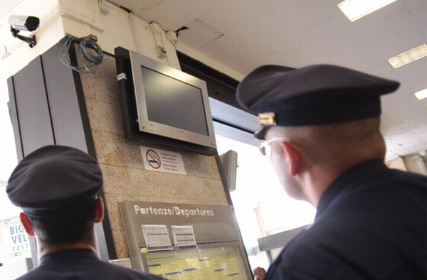 Scippa giovane e lo spinge fuori da treno, ai domiciliari 20enne nel reggino