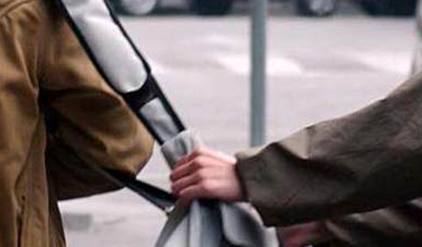 Tenta di rubare la borsa di un poliziotto, arrestata 46enne a Rossano
