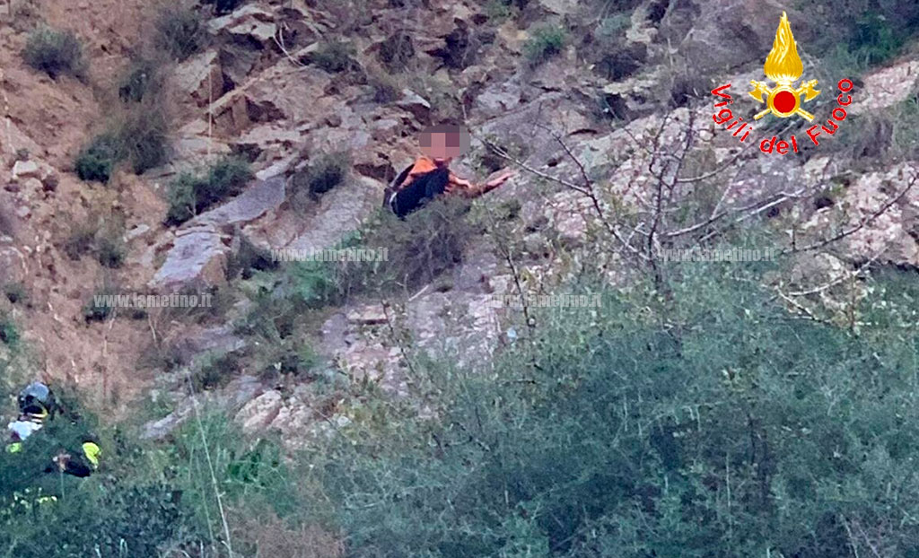 Minaccia di lanciarsi da una scogliera, giovane salvato dai vigili del fuoco a Caminia