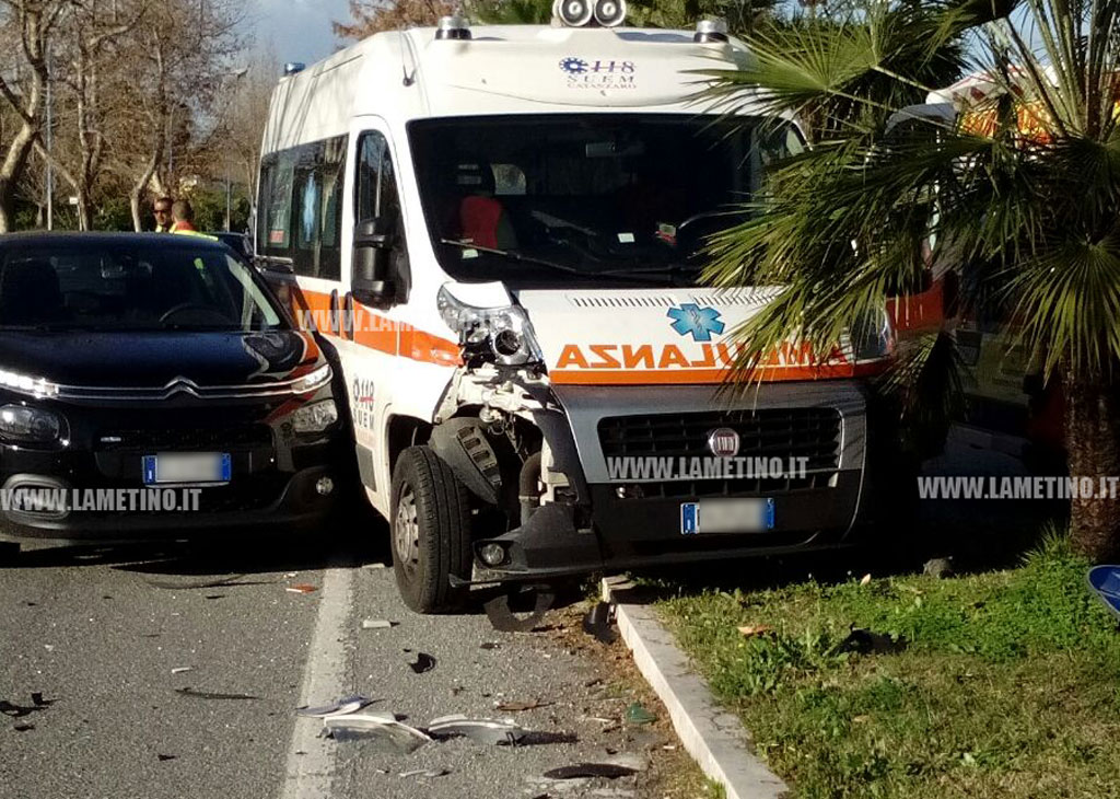 Lamezia, scontro tra auto e ambulanza davanti ospedale